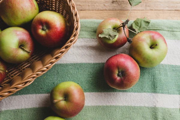 Fresh organic apples in basket — Stock Photo, Image