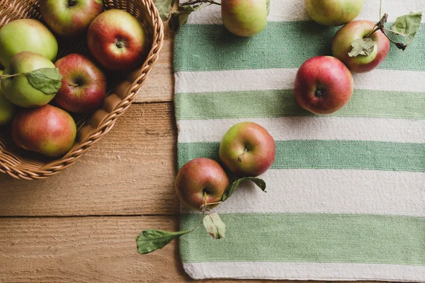 Φρέσκα βιολογικά μήλα στο καλάθι — Φωτογραφία Αρχείου