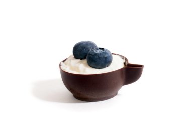 Beyaz köpük yaban mersini ile