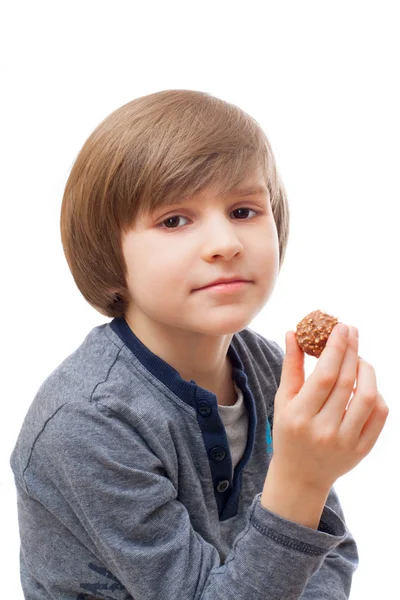 チョコレート ・ キャンディを持つ少年 — ストック写真