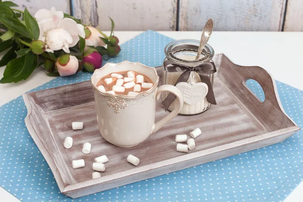 Chocolate with marshmallows and flowers — Stock Photo, Image