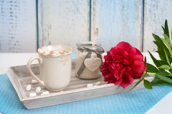 Chocolate with marshmallows and flowers — Stock Photo, Image