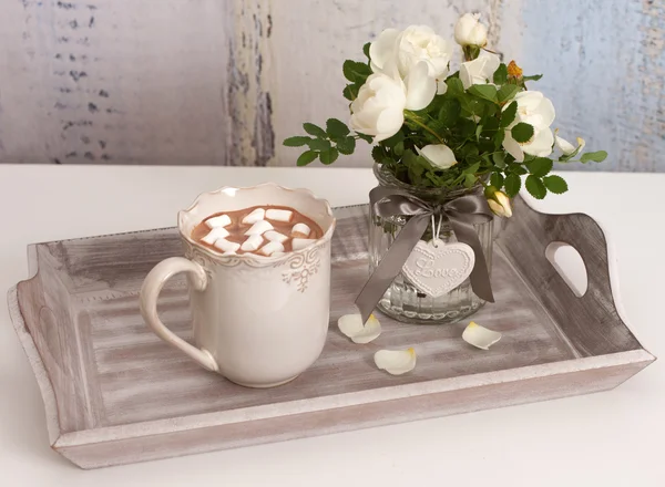 Schokolade mit Marshmallows und weißen Rosen — Stockfoto