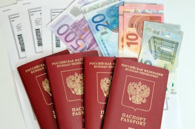 Pasaportlar, geçer ve para yatılı