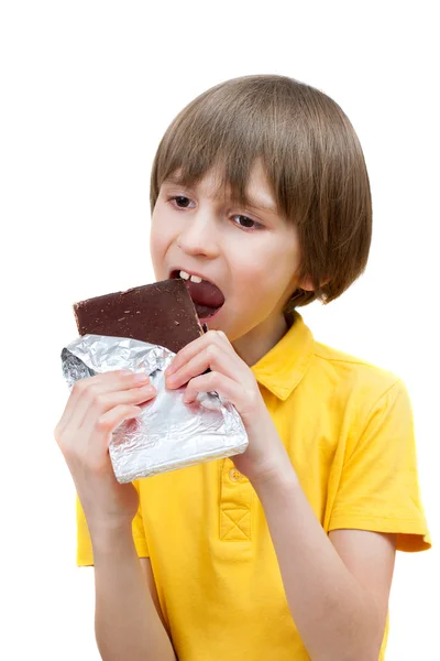 Menino feliz com chocolate — Fotografia de Stock