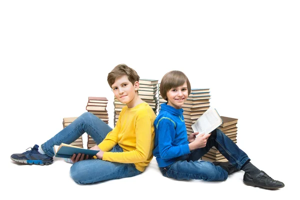 Meninos sentados no chão e lendo — Fotografia de Stock
