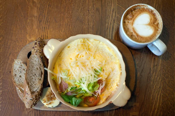 Omelete com queijo e pão — Fotografia de Stock