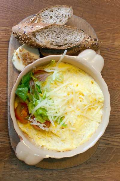 煎蛋卷，用奶酪和面包 — 图库照片