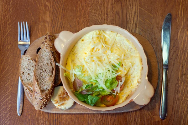 Omlet z serem i chleb — Zdjęcie stockowe