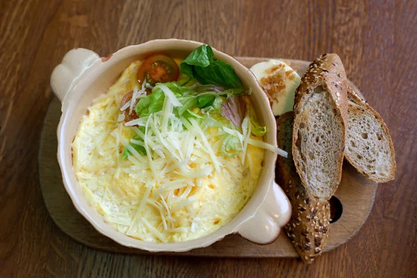 煎蛋卷，用奶酪和面包 — 图库照片