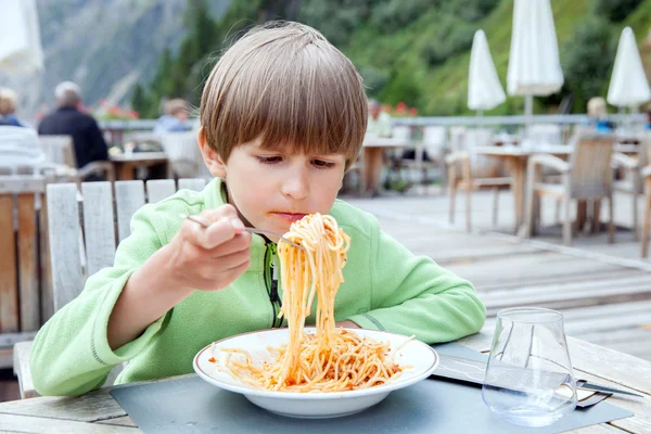Junge isst italienische Spaghetti — Stockfoto
