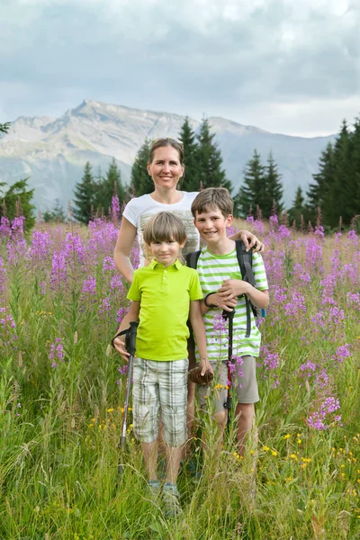 Två pojkar med dem. mamma — Stockfoto