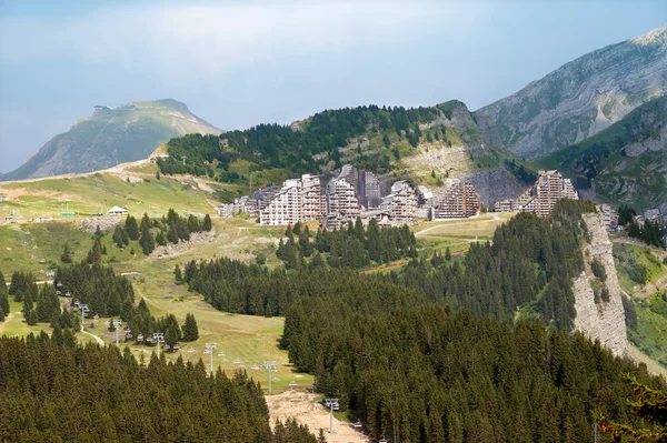 Villaggio turistico nelle Alpi — Foto Stock