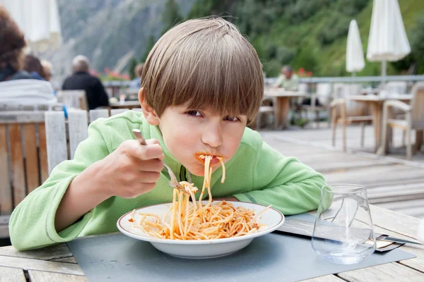 Chlapec jí italské špagety — Stock fotografie