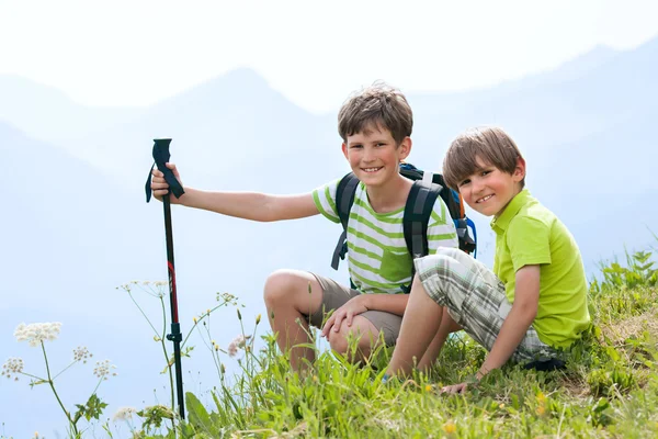 Два мальчика-туриста — стоковое фото