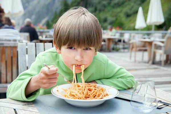 Niño comiendo espaguetis italianos —  Fotos de Stock