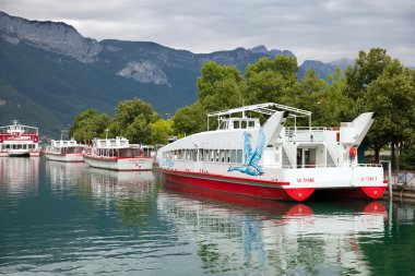  Annecy quay adlı turistik tekneler