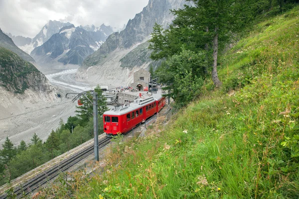 Trem vermelho em Alpes Franceses — Fotografia de Stock