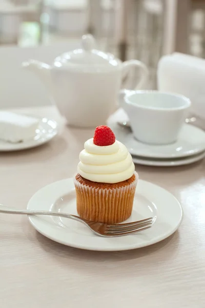 Cupcake with raspberry on table — Stock Photo, Image