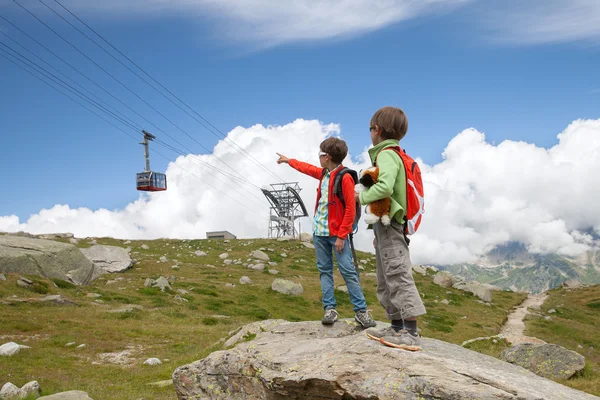 Deux garçons regardant la cabine — Photo