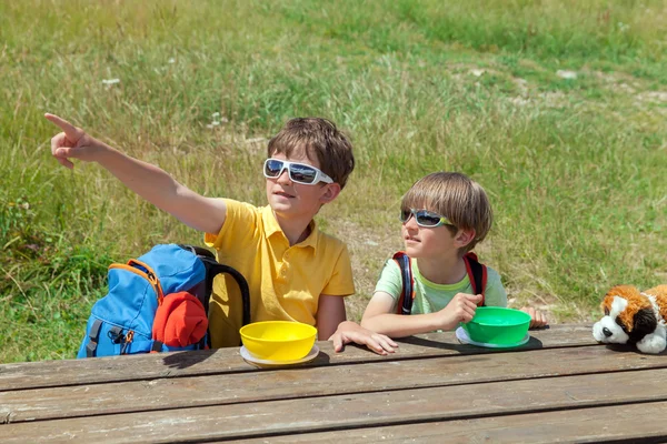 Twee kinderen met rugzak — Stockfoto