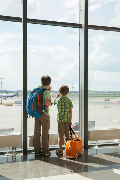 Zwei Jungen schauen auf Flugfeld — Stockfoto