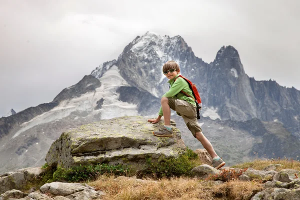 Kleine jongen op de berg klimmen — Stockfoto