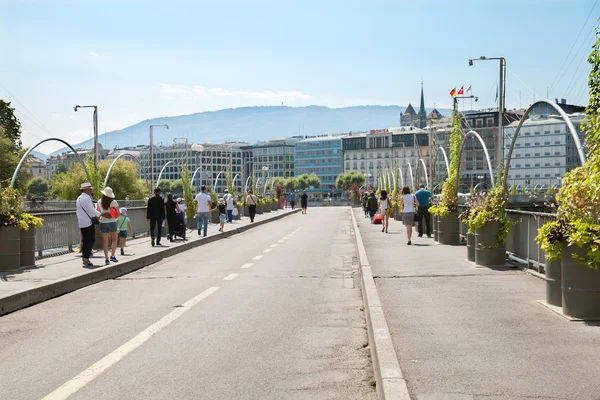Folk går på Bergues bridge — Stockfoto