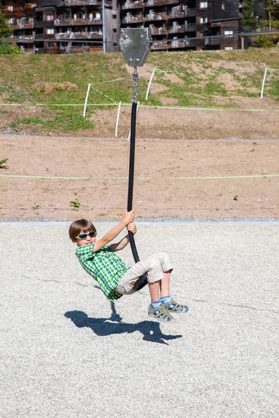 Garçon joue avec corde balançoire — Photo