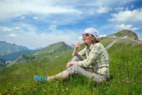 Женщина сидит на зеленой траве — стоковое фото