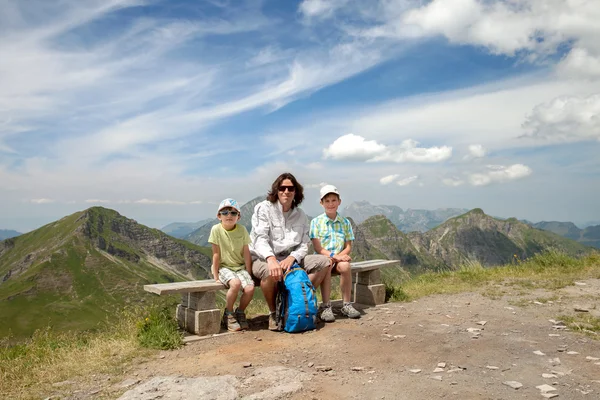 Father and two sons on bench — Stock Photo, Image