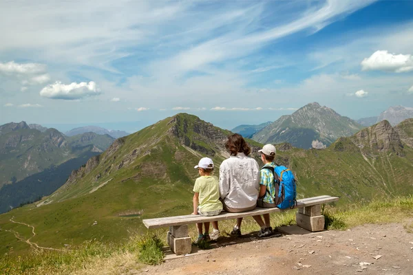 Padre e due figli in panchina — Foto Stock