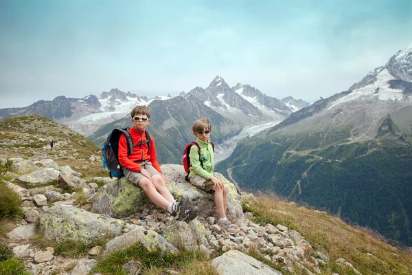 Jongens zitten op een helling — Stockfoto