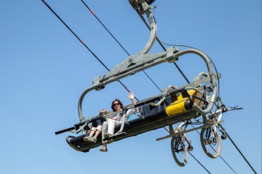 Baba ile oğlu sandalye Asansör