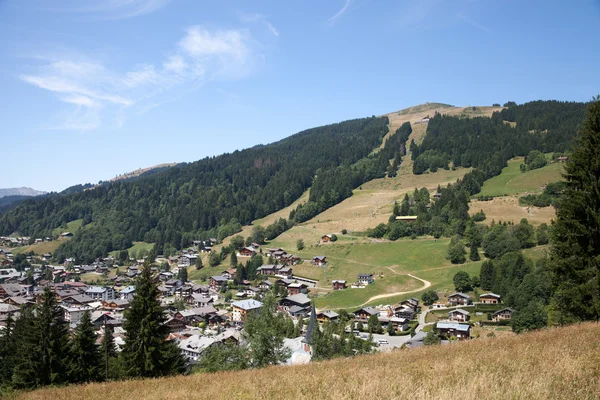 Malá vesnice ve francouzských Alpách — Stock fotografie