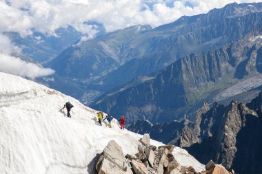 Dört alpinists kar yama üzerinde yükselmek 