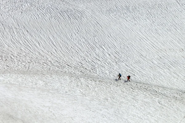 Dois alpinistas caminhando em Alpes Franceses — Fotografia de Stock