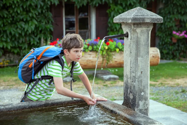 若い男の子は水を飲む — ストック写真