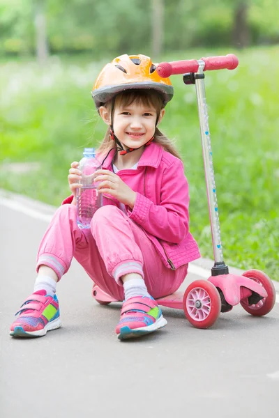 Dziewczynka ze skuterem — Zdjęcie stockowe