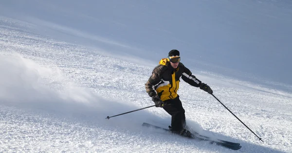 Skieur sur la pente de montagne — Photo