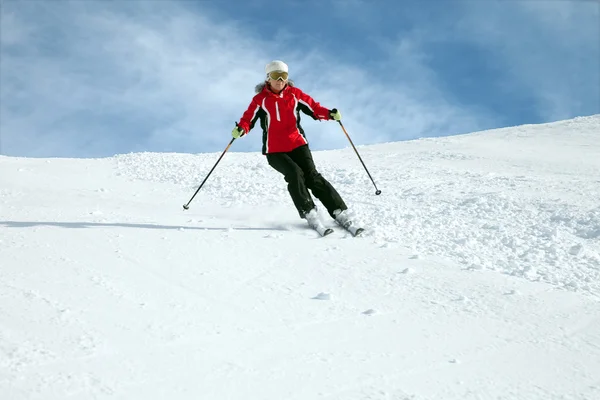 Skifahrer in den Bergen — Stockfoto