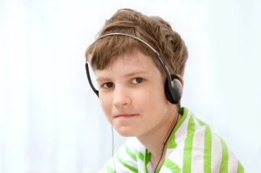 genç çocuk müzik dinleme