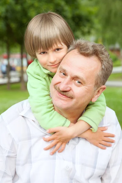 Dědeček a velké syn v parku — Stock fotografie