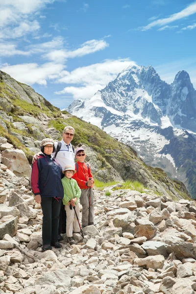 Familie op stenen trail — Stockfoto