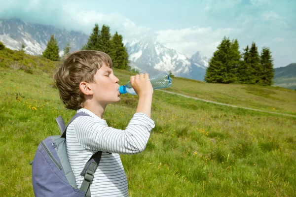 Child drinks water — Stock Photo, Image