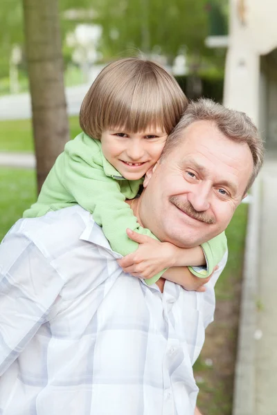 Abuelo jugar con el nieto —  Fotos de Stock