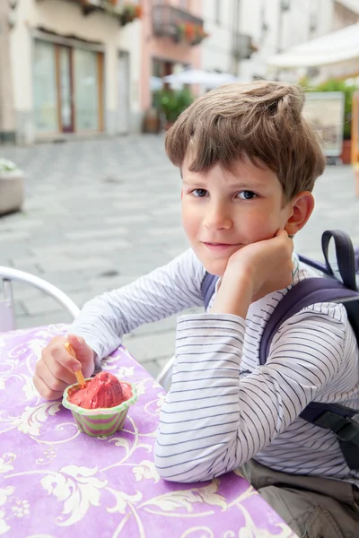 ベリーのアイスクリームを食べる少年 — ストック写真