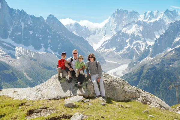 Descanso familiar em Alpes de verão — Fotografia de Stock