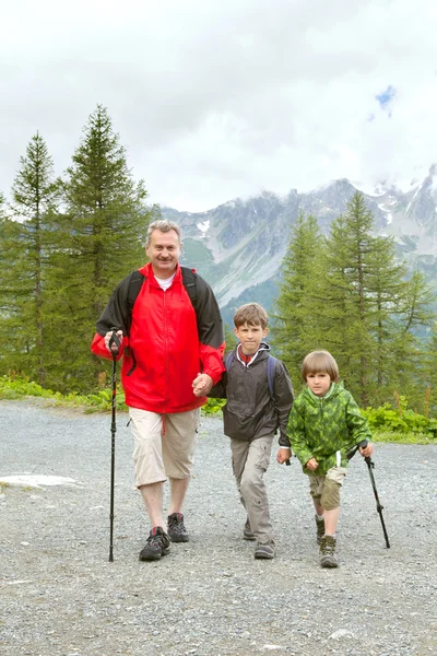 Grand-père et deux garçons trakking — Photo