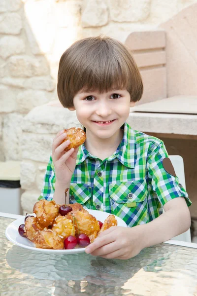 Glücklicher Junge mit Kuchen — Stockfoto